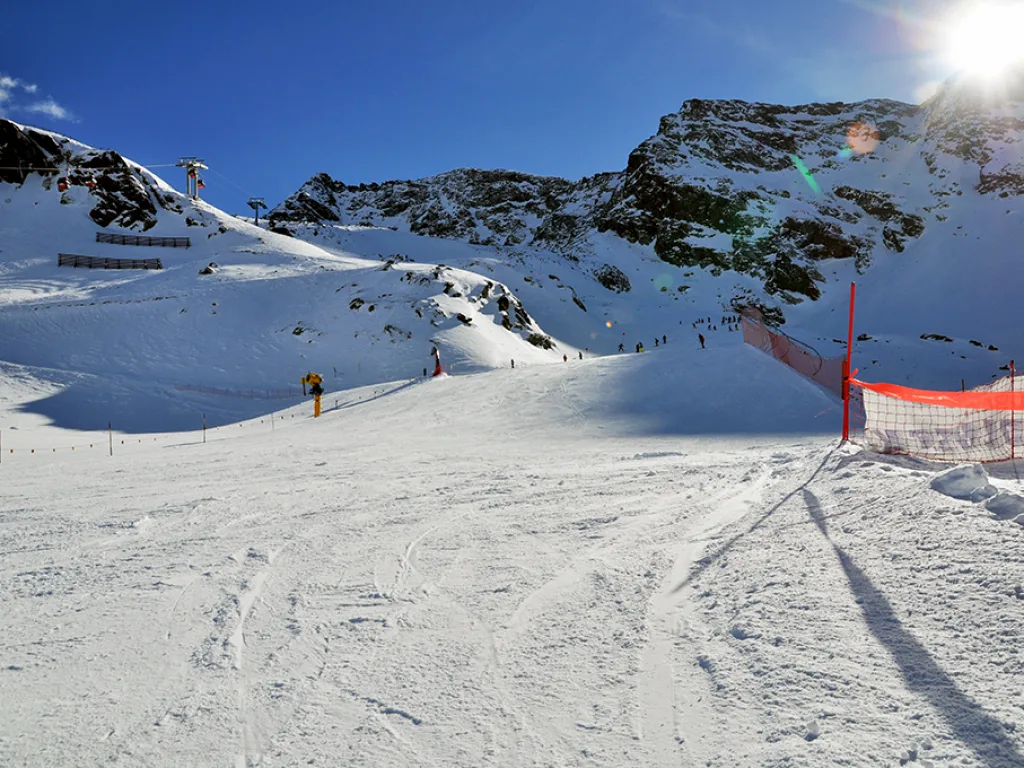 Blick über die weite Piste unter tiefblauem Himmel.